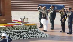 Rajnath Singh lays wreath at National War Memorial on occasion of Vijay Diwas
