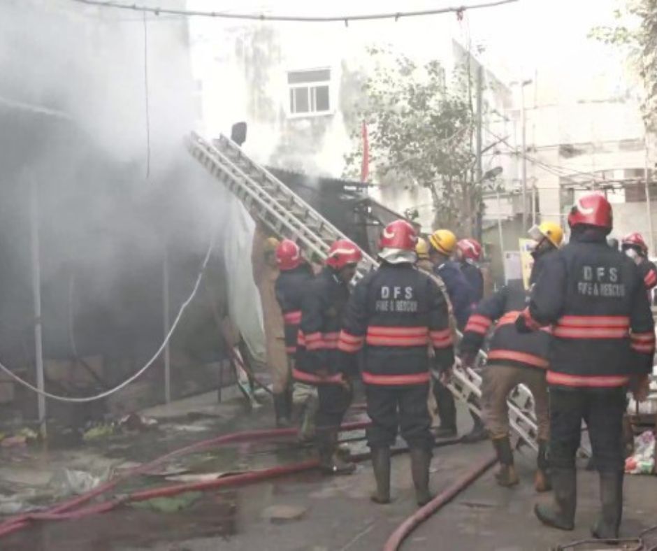 Delhi: Fire breaks out inside Vikaspuri building, fire tenders at spot