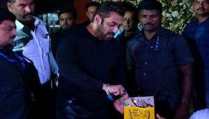 Salman Khan's 57th birthday: 'Bhaijaan' cuts cake with paps, see pictures