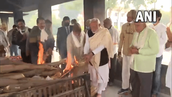 PM Modi performs last rites of his mother in Gandhinagar [WATCH]