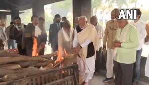 PM Modi performs last rites of his mother in Gandhinagar [WATCH]