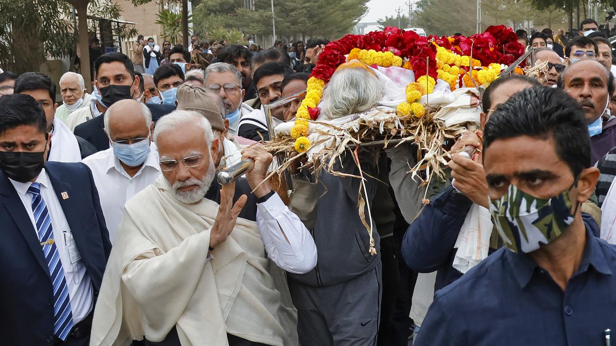 PM Modi carries mortal remains of mother, pays floral tribute