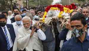PM Modi carries mortal remains of mother, pays floral tribute