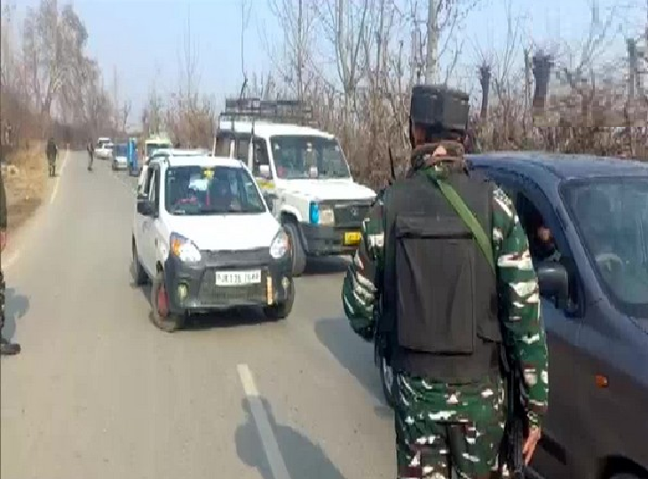 Terrorist snatches weapon of security personnel in J&K