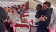 Man gets down on his knee, proposes to girlfriend mid-air on flight [WATCH]