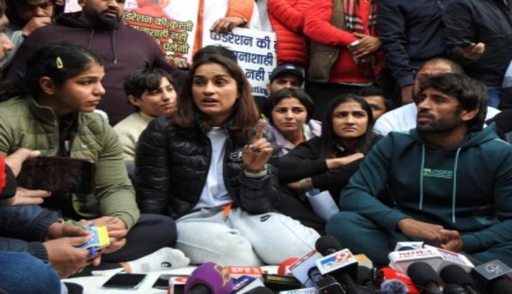 Wrestlers arrive at office of Union Sports Ministry for meeting with officials amid wrestlers' protest against WFI 