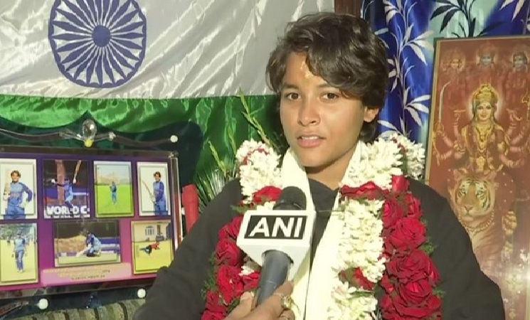 India's U-19 World Cup star Hrishita Basu receives grand welcome from family, friends at Kolkata airport