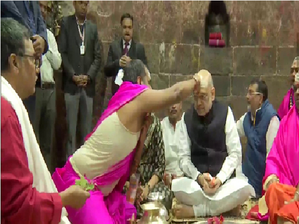 Amit Shah reaches Jharkhand, offers prayer at Baba Baidyanath temple