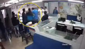 Gujarat: Watch bank employee brutally thrashed by customer