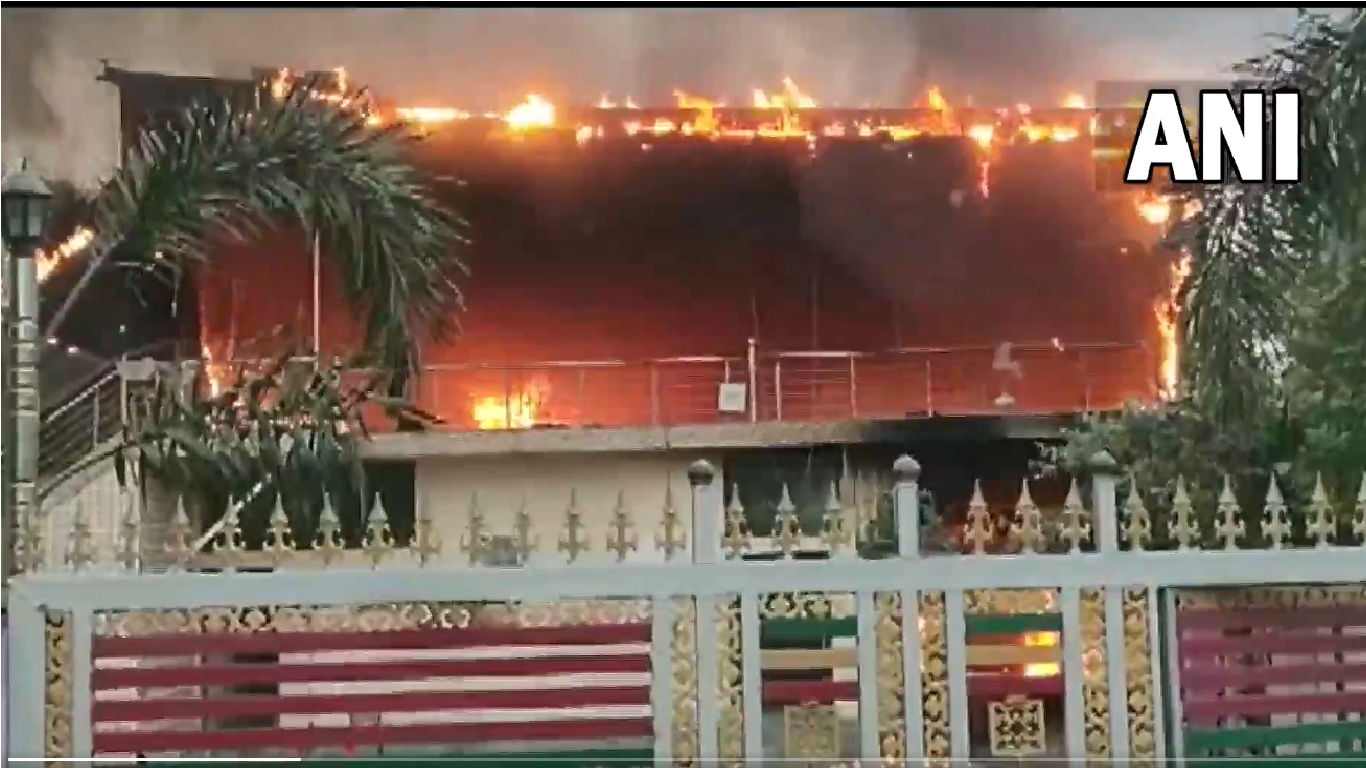 Patna: Watch buildings set on fire after violent clash between two groups over parking dispute