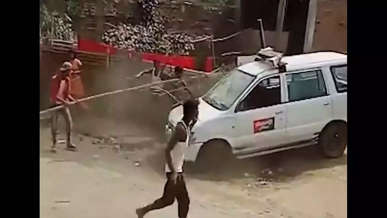 Bihar: Angry mob attacks cops with stones, sticks after youth’s death [Viral Video]