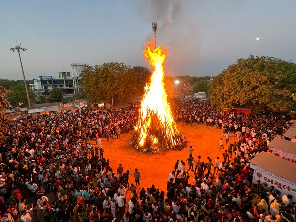 MP: Holkar Royal family performs Holika Dahan at Rajwada in Indore