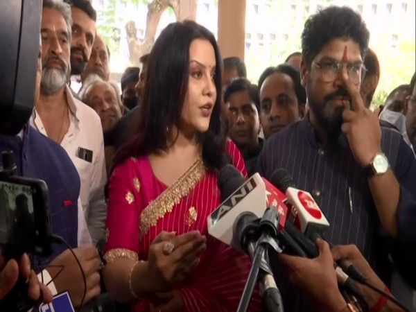 Mumbai: Amruta Fadnavis files FIR against woman designer, alleges threat, Rs 1 crore bribe bid