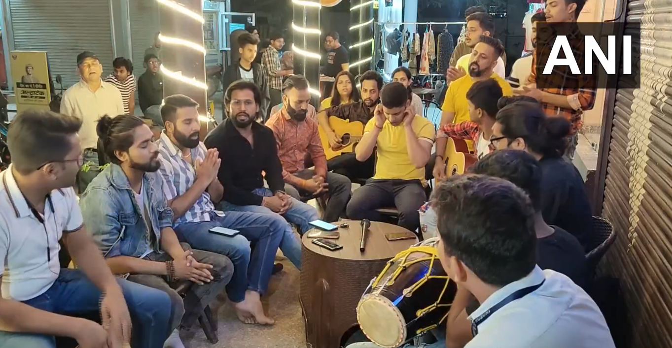 Wow! These youths jam to 'Hanuman Chalisa' outside Gurugram cafe every Tuesday [WATCH]