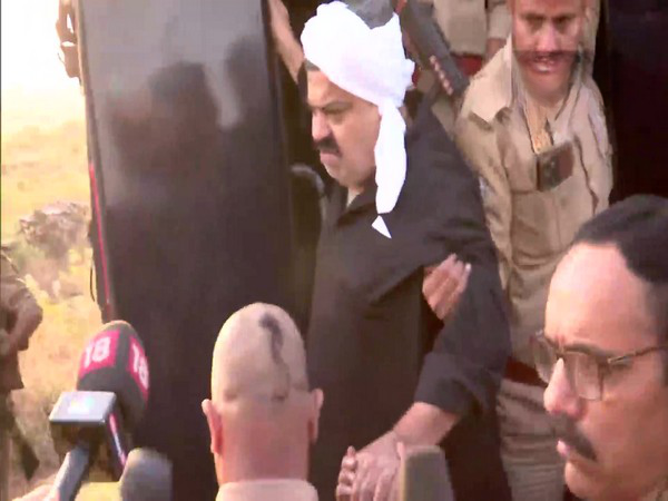 Atiq Ahmed's convoy briefly halts in Shivpuri while en route to Prayagraj jail