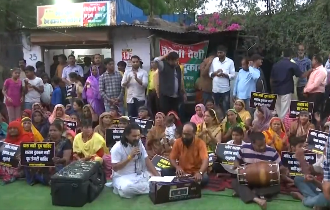Unique Protest: Watch Bhopal residents recite ‘Hanuman Chalisa’, have Roza Iftar in front of liquor shop