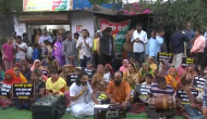 Unique Protest: Watch Bhopal residents recite ‘Hanuman Chalisa’, have Roza Iftar in front of liquor shop