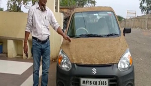 MP: Homeopathic doctor coats his car with cow dung to get relief from heat in Sagar