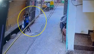 Robbery Caught on Camera: Miscreants assault, rob boy in broad daylight in Delhi