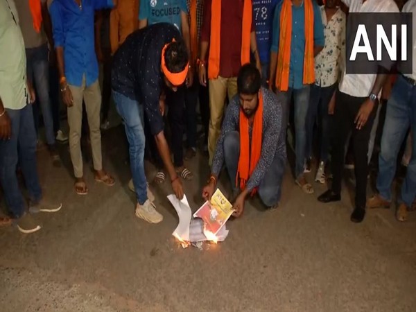 Karnataka polls: Bajrang Dal stages protest against Congress manifesto to ban organisation