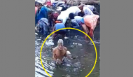 Bihar: Watch people dive into sewer to collect currency notes