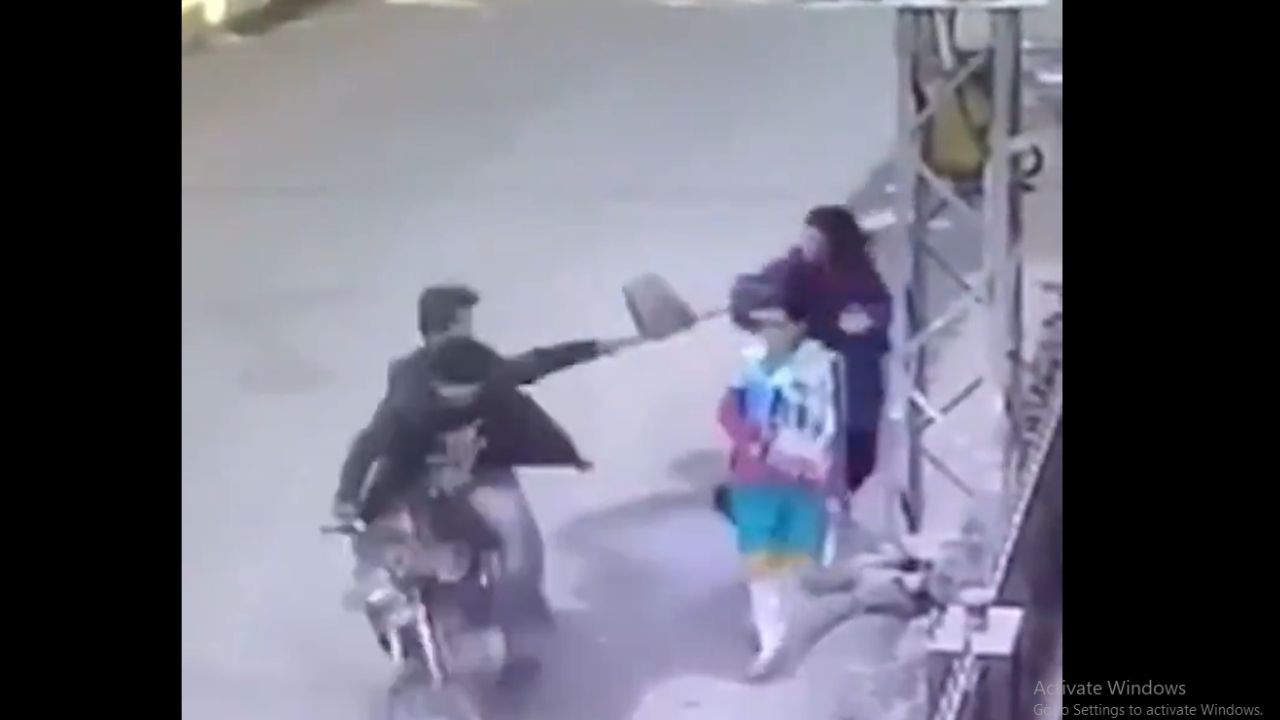 Caught on Camera: Fearless woman defies bag-snatchers, teaches them a lesson they'll never forget!