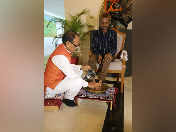 MP CM Chouhan washes feet of urination case victim