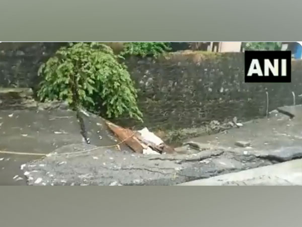 Mumbai Rains: One-way traffic stopped due to road subsidence in Goregaon