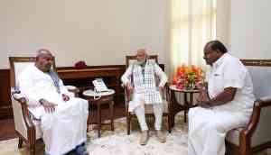 PM Narendra Modi meets HD Deve Gowda