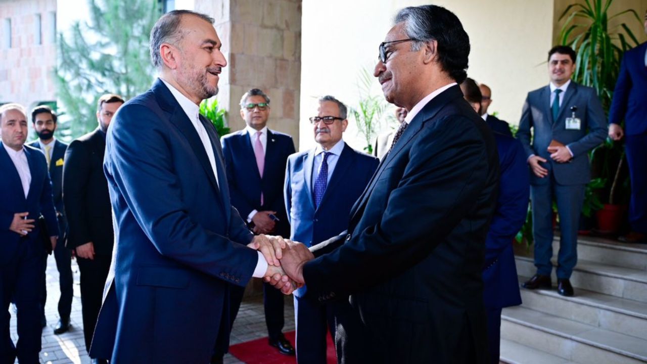 Islamabad: Iran's Foreign minister holds talks with Pakistani counterpart
