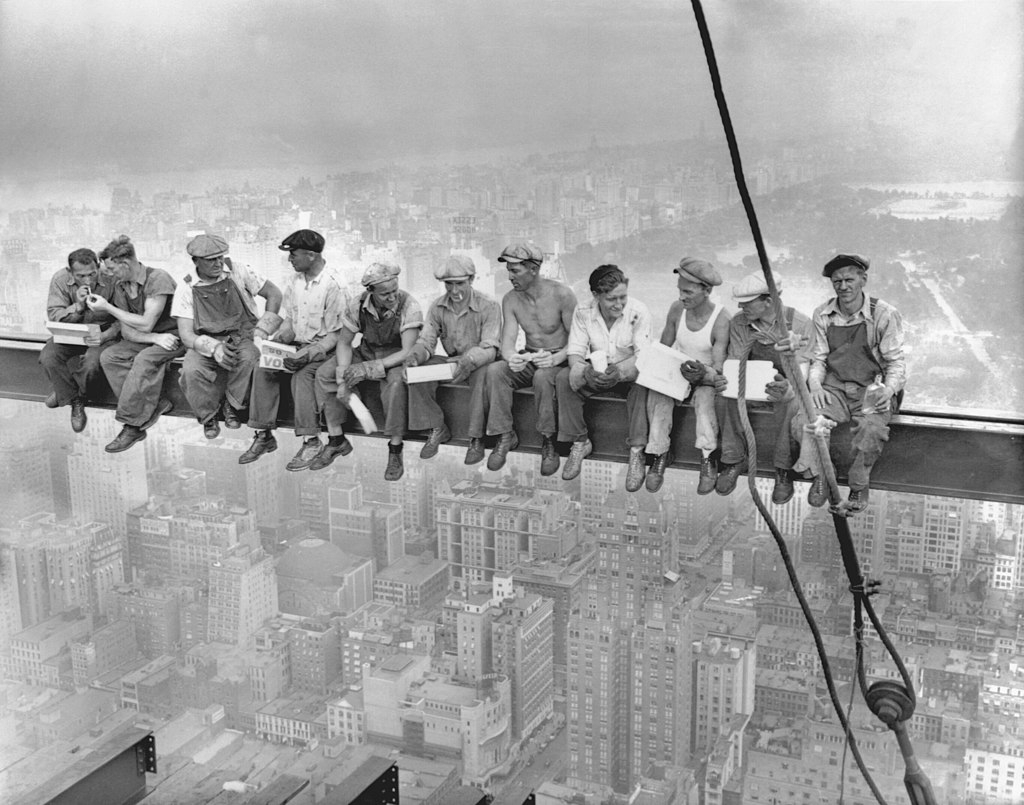 850 feet above the ground: Lunch atop a Skyscraper in 1932