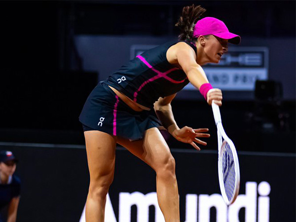 Iga Swiatek holds off Elise Mertens, reaches Stuttgart quarter-finals