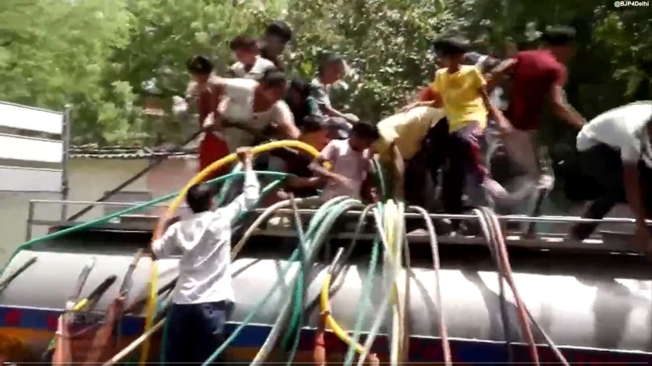 BJP workers stage protest against AAP over water crisis in Delhi