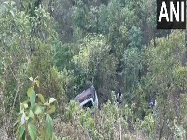 J-K: 10 die as bus rolls down gorge; 'Terrorist fired upon bus', initial report suggests