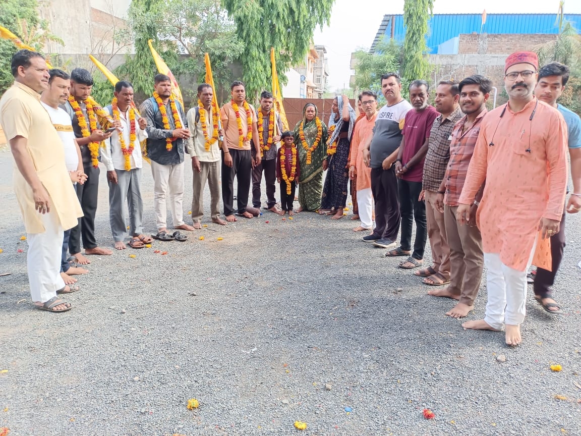 Pilgrims From Maharashtra Welcomed on Their Way to Khatushyam