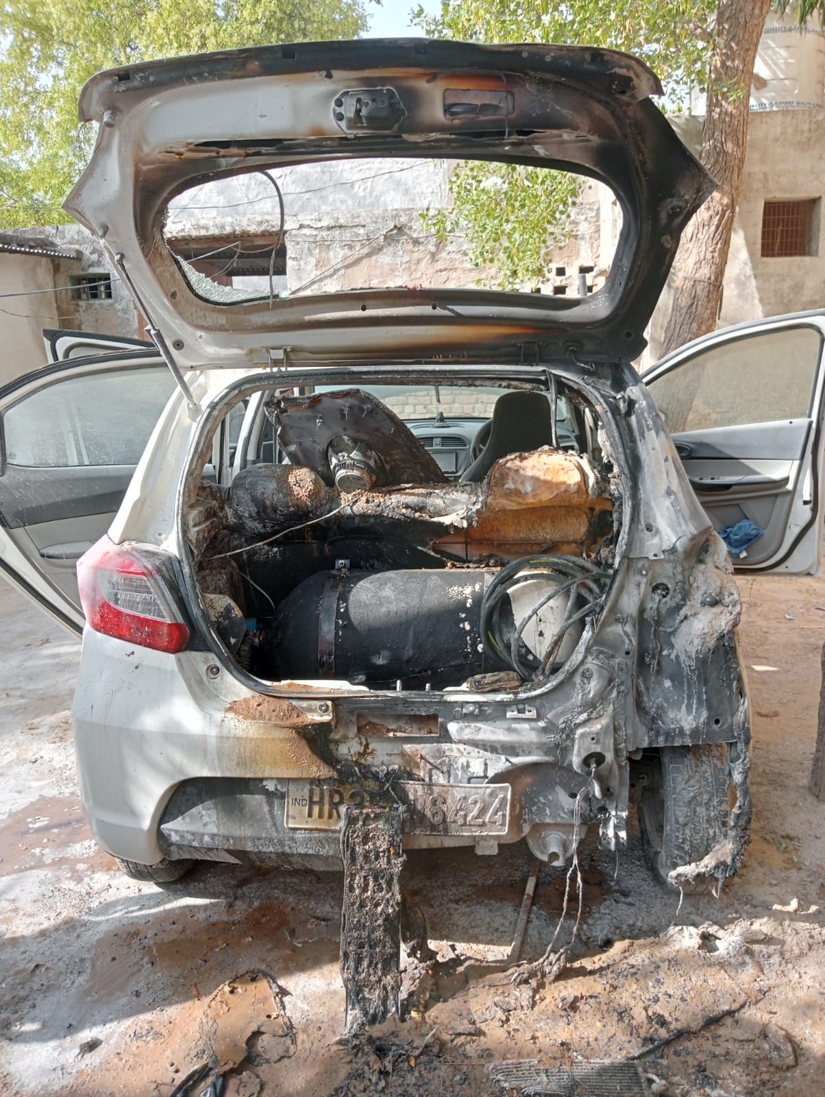 Car Goes Up in Flames in Dahruhera, Second Car Catches Fire Too!