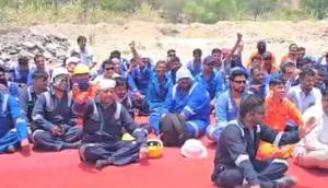 Protest by labourers Enters Second Day in Barmer