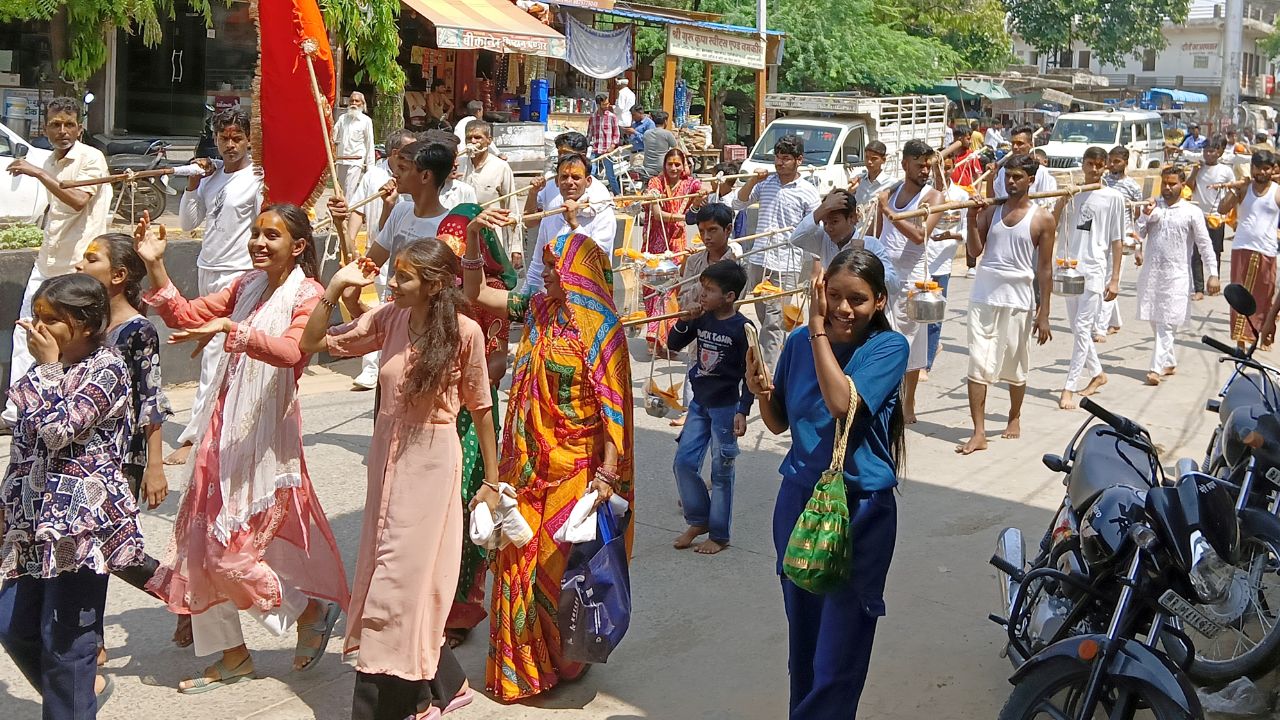 16-Hundred-Foot Climb: Kanwar Yatra Reaches Kileshwar Mahadev Temple