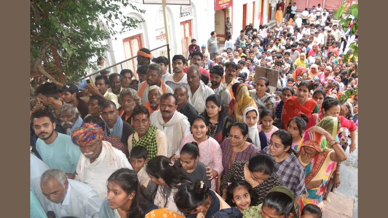 Devotees Celebrate Janmashtami with Fervour at Dwarakadhish Temple