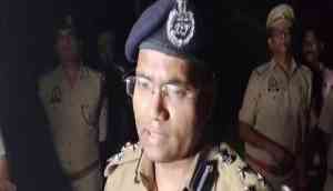 Gas cylinder on UP railway track triggers alarm; train driver applies emergency brakes, averts mishap