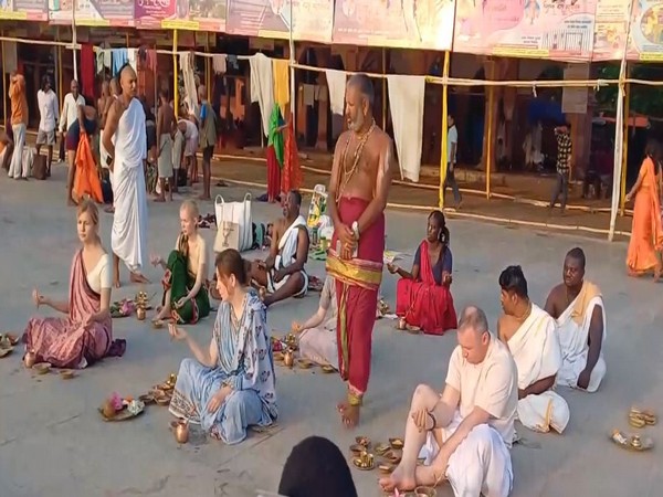 Gaya: Devotees from India and abroad perform Pind Daan during Pitru Paksha
