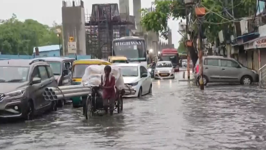 Rain lashes several parts of Delhi, providing respite from humid weather