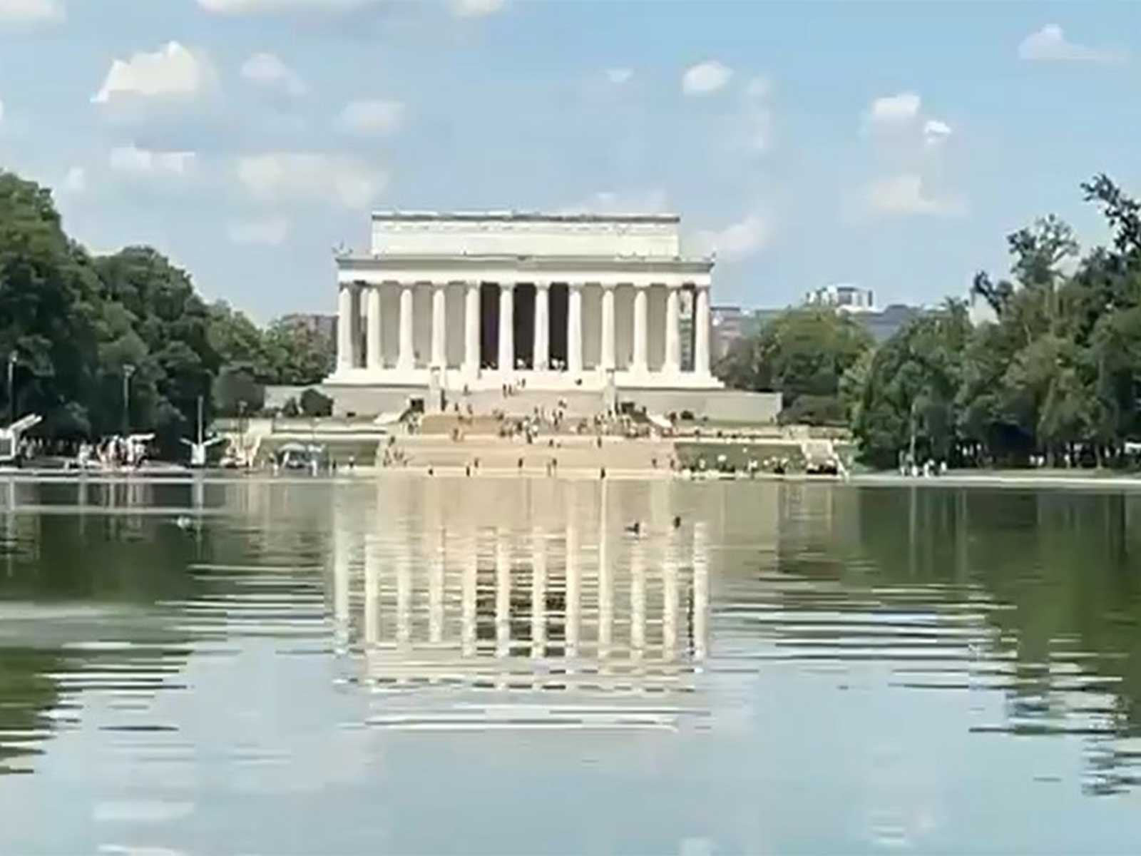 Lincoln Memorial Reflecting Pool Swamped by Algae After $14 Million Renovation