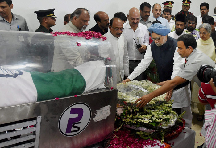 Former PM Manmohan Singh pays tribute to Kalam