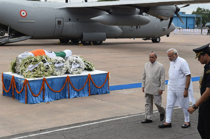 Prime Minister Modi and President Pranab Mukherjee at Palam receive mortal remains of Kalam