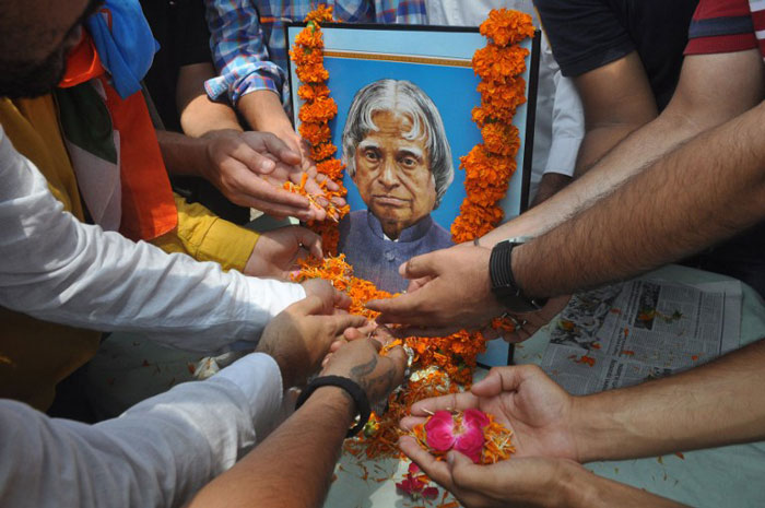 Students of University of Jammu pay tribute to Kalam 