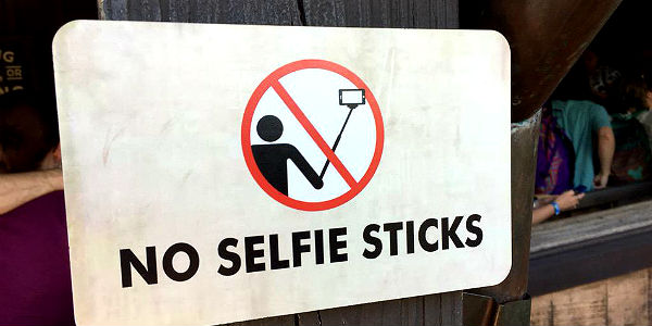 No selfie sticks at emmys-file-photo