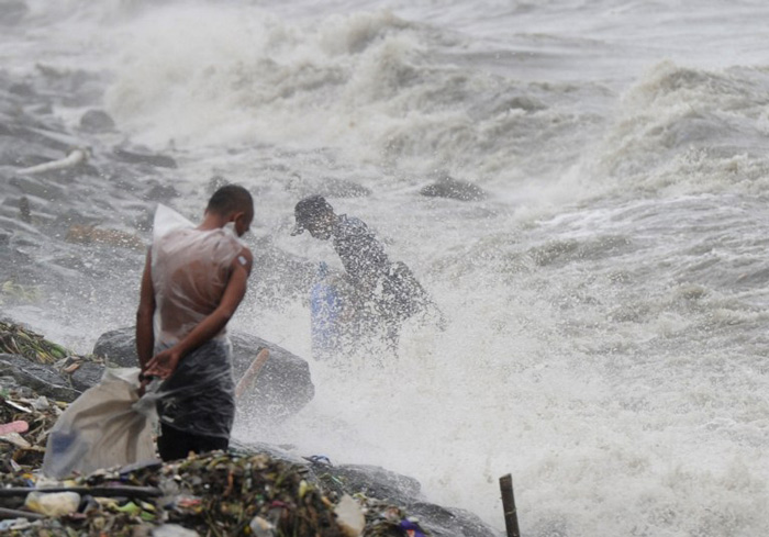 Phillipines flood_AFP PHOTO / TED ALJIBE