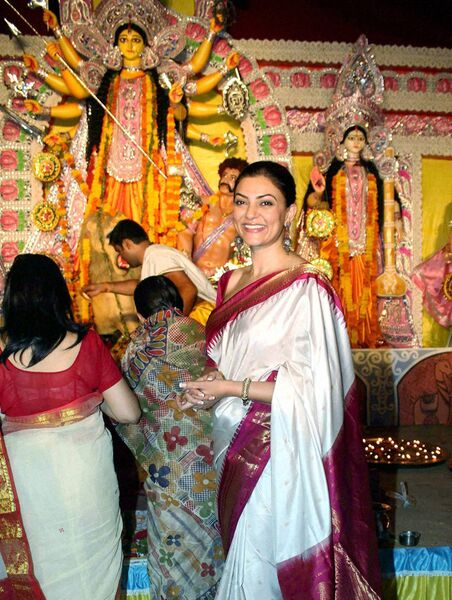 Mumbai_SushmitaSen_DurgaPuja_PTI