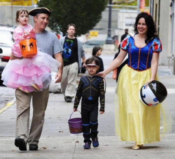 Jon_stewart_with_his_family_jpg